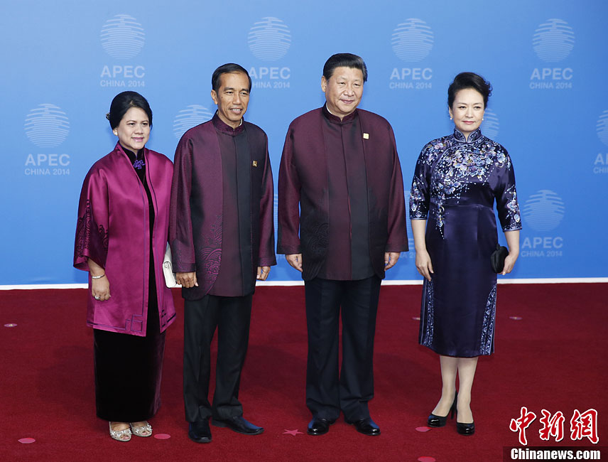 圖為習(xí)近平夫婦歡迎印度尼西亞總統(tǒng)佐科·維多多。中新社發(fā) 杜洋 攝
