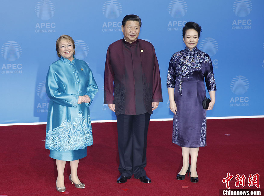 圖為習(xí)近平夫婦歡迎智利總統(tǒng)巴切萊特。中新社發(fā) 杜洋 攝