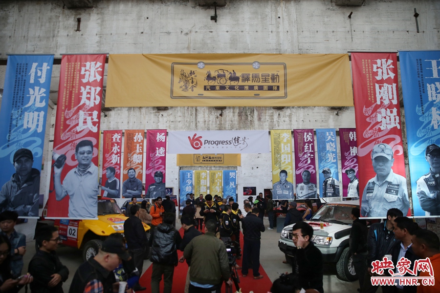 11月11日，河南30年賽車歷程《賽車手眼里的世界》攝影展開展。
