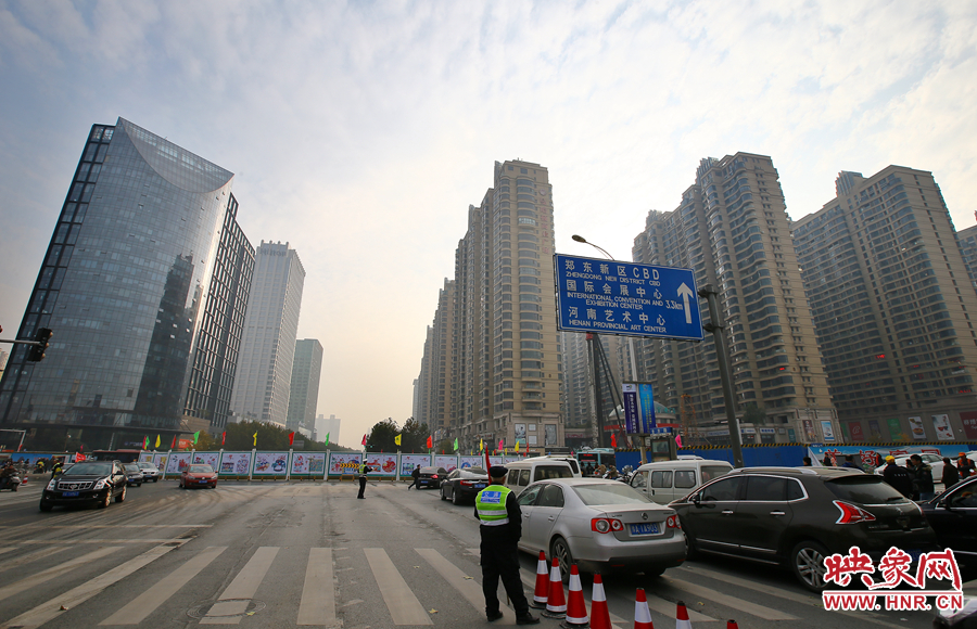 由于圍擋，汽車司機看不到對面的紅綠燈，車輛通行全靠交警現(xiàn)場指揮