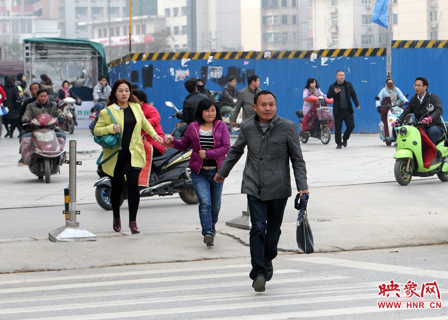 因為堵車，許多上班族飛奔在路上
