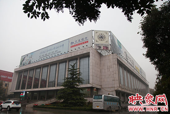 兩塊巨幅廣告牌仍然存在。
