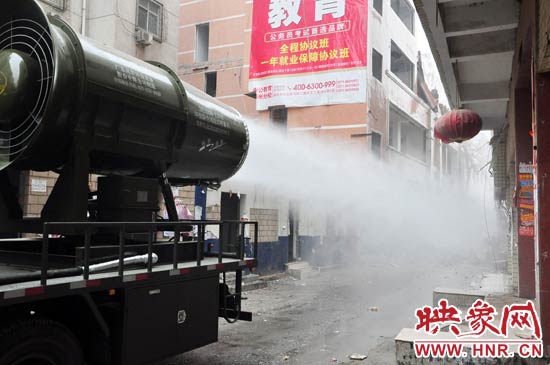 針對造成霧霾的主兇“建筑工地?fù)P塵”，“霧炮車”降塵除塵效果能到到80%。