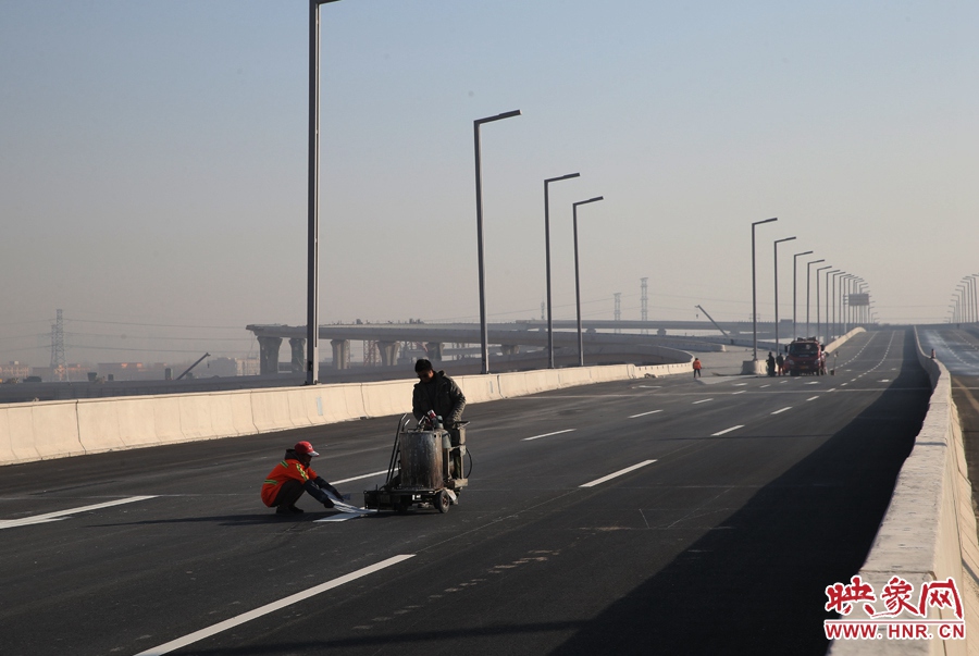 部門路段工人正在噴畫(huà)道路標(biāo)線。