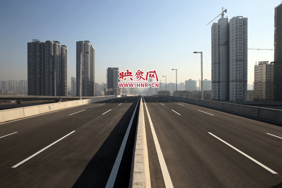 隴海高架過(guò)西三環(huán)進(jìn)入市區(qū)。