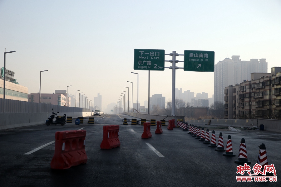 嵩山南路出口，由西向東至嵩山南路出口向東暫未開(kāi)通。