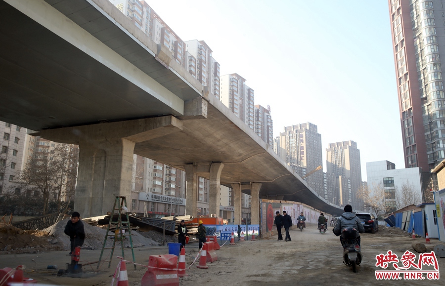 由西向東方向，嵩山南路出口以東，仍在緊張施工中。