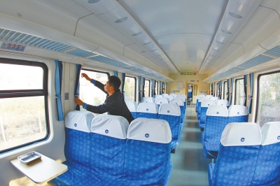 硬座車廂 藍(lán)色座套，清清爽爽。