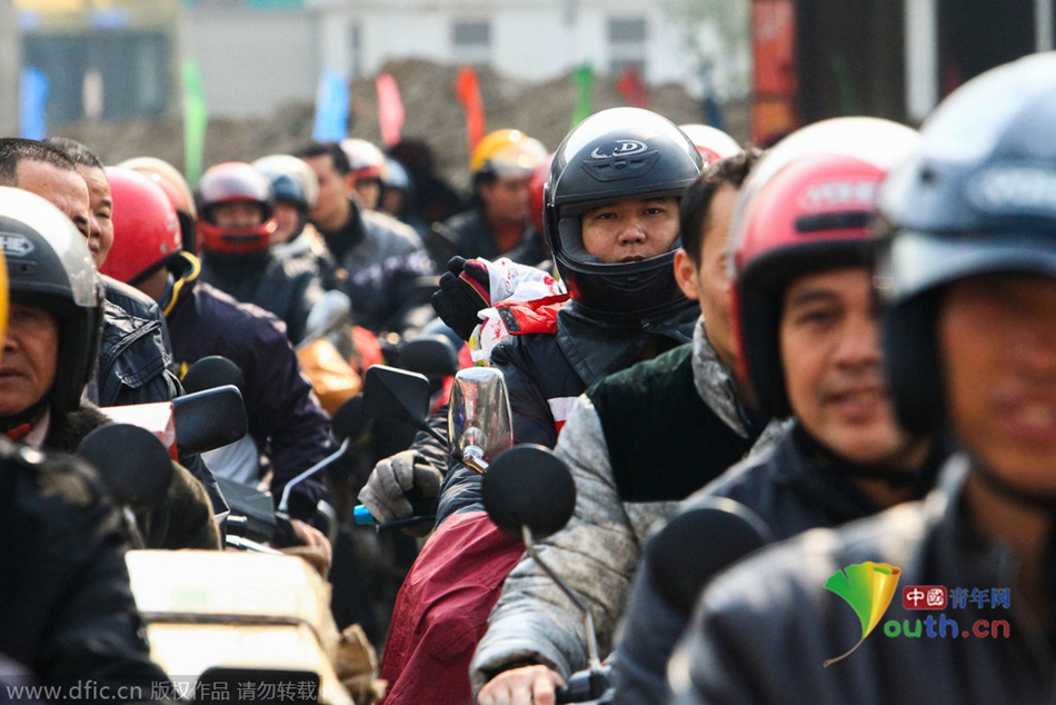 2015年2月10日，廣東佛山，順德龍山加油站為返鄉(xiāng)摩托車免費(fèi)加油。
