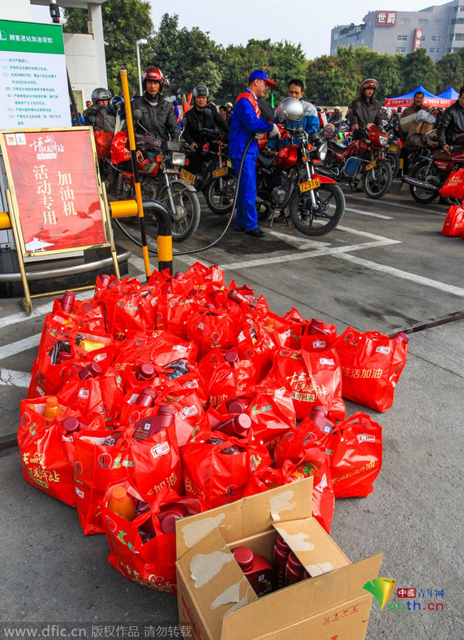 2015年2月10日，廣東佛山，順德龍山加油站為返鄉(xiāng)摩托車免費(fèi)加油。