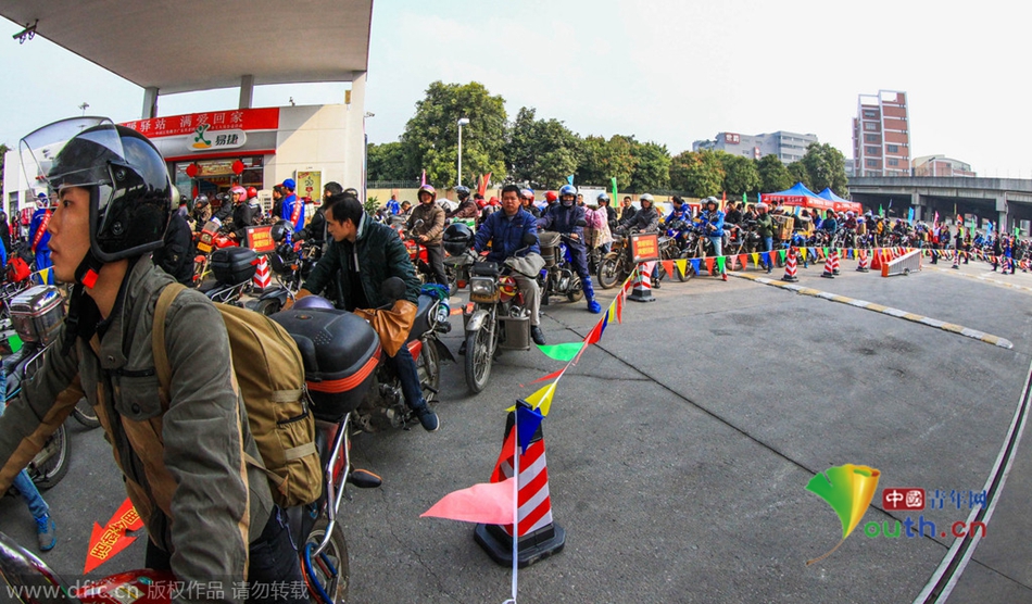2015年2月10日，廣東佛山，順德龍山加油站為返鄉(xiāng)摩托車免費(fèi)加油。