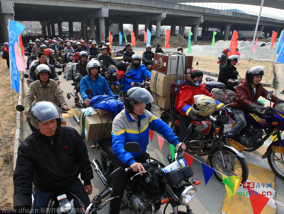 2015年2月10日，廣東佛山，順德龍山加油站為返鄉(xiāng)摩托車免費(fèi)加油。