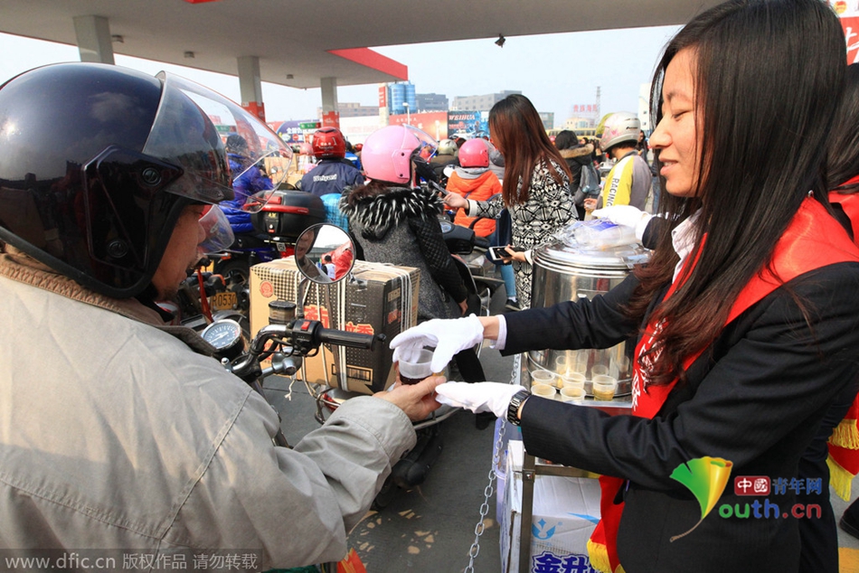 2015年2月10日，廣東佛山，順德龍山加油站為返鄉(xiāng)摩托車免費(fèi)加油。