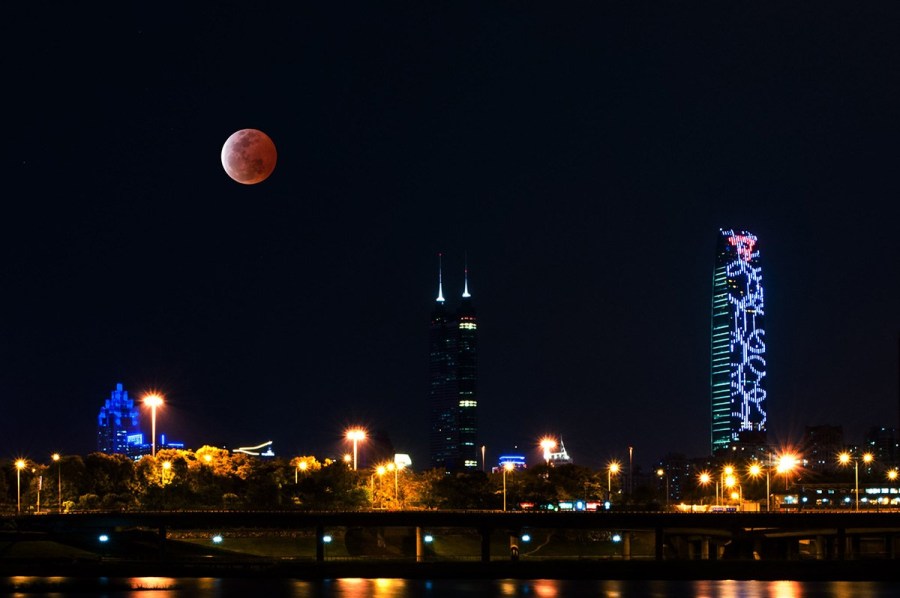 4月4日，深圳，月全食，一輪紅月亮現(xiàn)身夜空。（合成）鄧飛/CFP