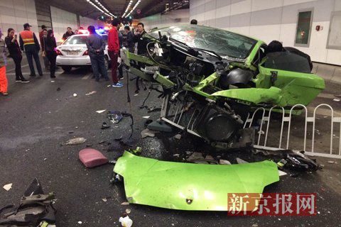 一輛蘭博基尼與一輛法拉利發(fā)生事故，現(xiàn)場狀況慘烈