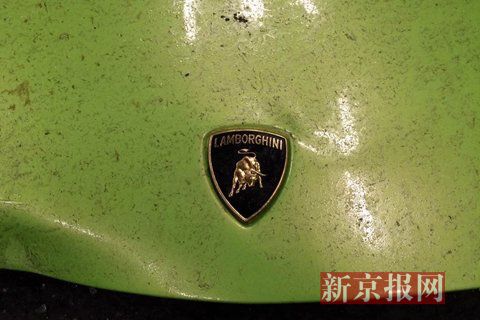 一輛蘭博基尼與一輛法拉利發(fā)生事故，現(xiàn)場狀況慘烈