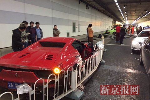 一輛蘭博基尼與一輛法拉利發(fā)生事故，現(xiàn)場狀況慘烈