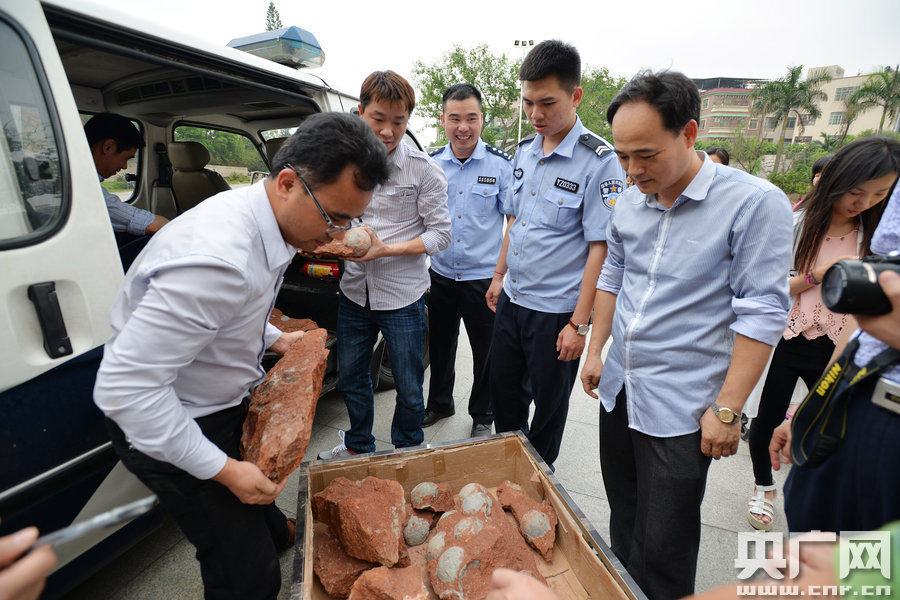 市文化綜合執(zhí)法大隊(duì)工作人員和110公安干警也迅速趕到現(xiàn)場維持秩序。