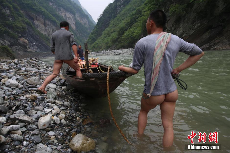 巴東神農(nóng)溪還保留著獨(dú)特的裸體纖夫拉纖景觀。
