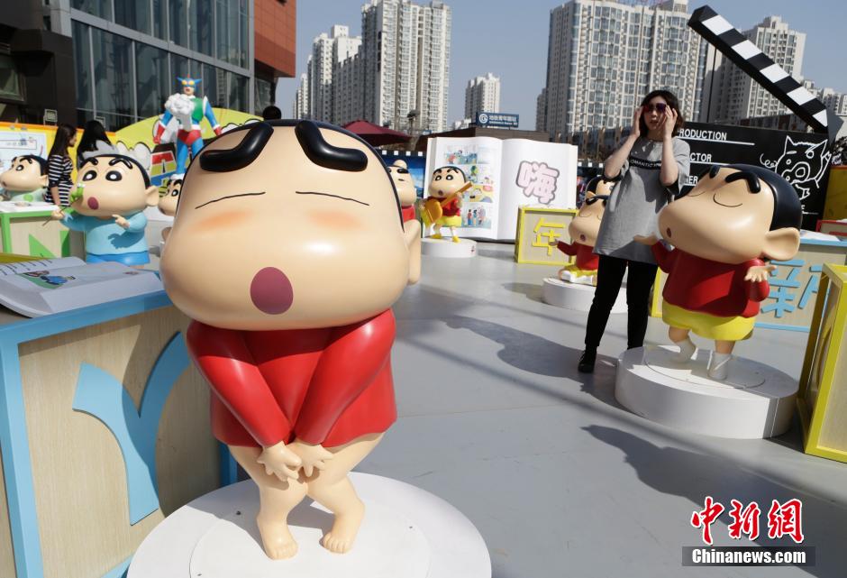 4月22日，游客參觀蠟筆小新特展?！跋灩P小新25周年紀(jì)念特展”日前在北京開(kāi)展