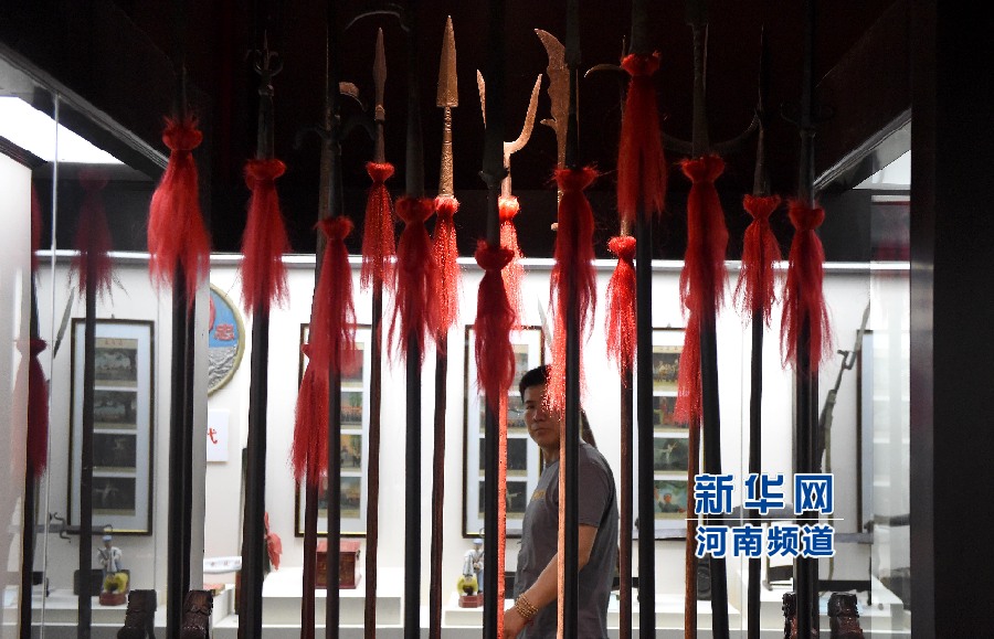 4月26日，參觀者在兵器展覽館內參觀。