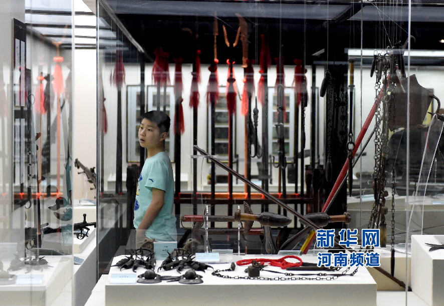 4月26日，參觀者在兵器展覽館內參觀。