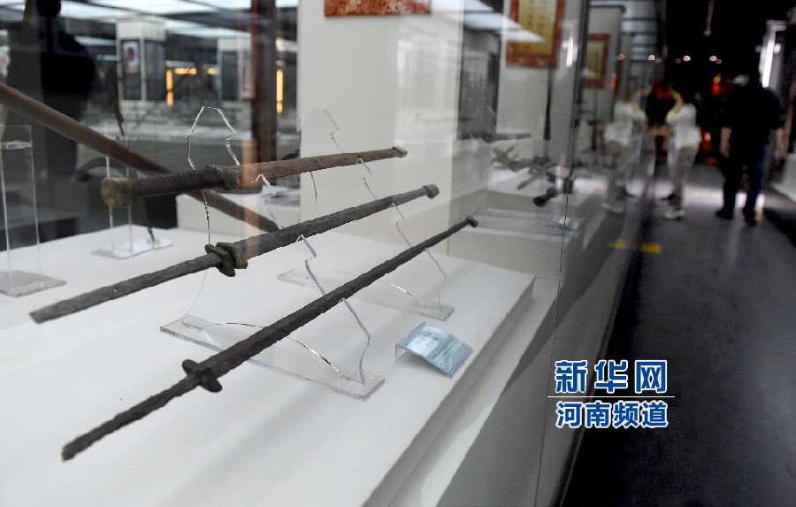 4月26日，參觀者在兵器展覽館內參觀。