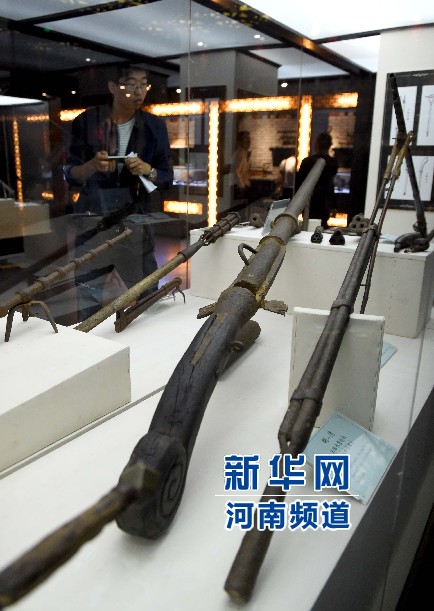 4月26日，參觀者在兵器展覽館內參觀。