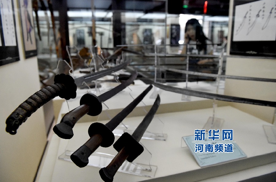 4月26日，參觀者在兵器展覽館內參觀。