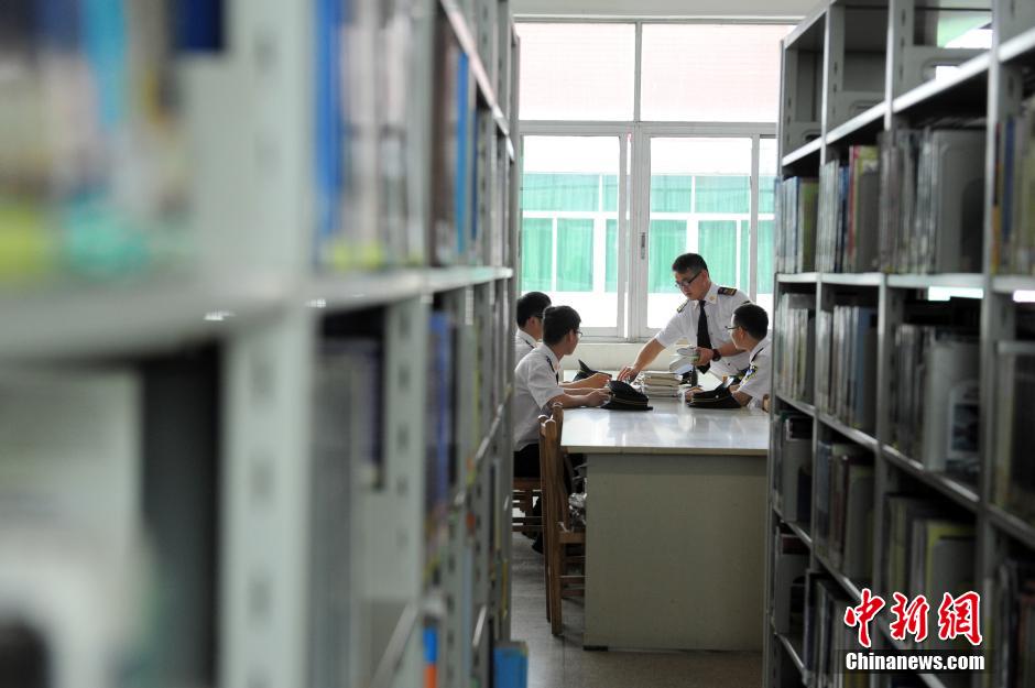 5月8日，武漢輕工大學(xué)保安吳濤、江力、黃凱、萬(wàn)文杰在圖書(shū)館學(xué)習(xí)中。中新社發(fā) 張暢 攝