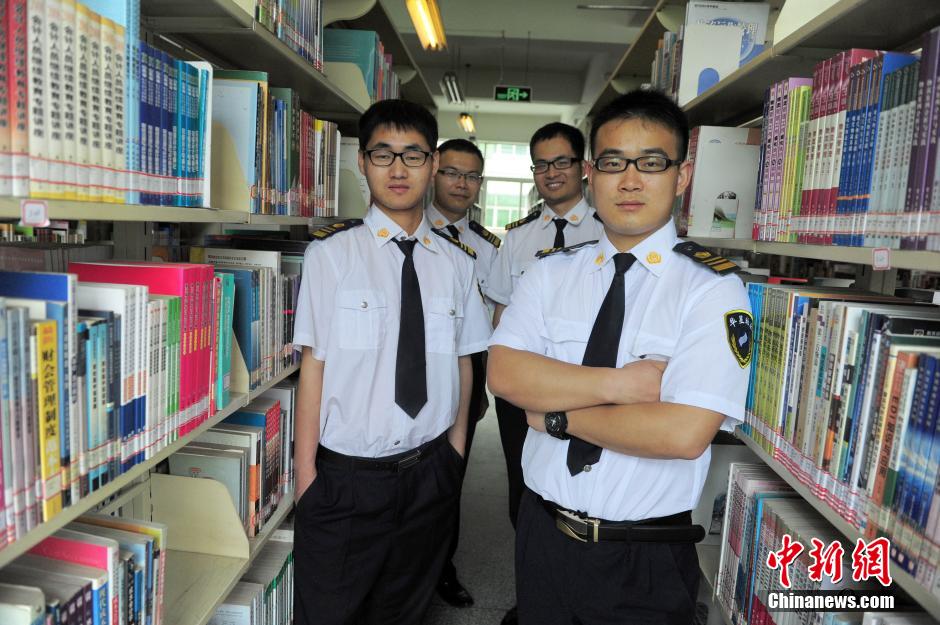 　5月8日，武漢輕工大學(xué)圖書(shū)館保安吳濤、江力、黃凱、萬(wàn)文杰。中新社發(fā) 張暢 攝