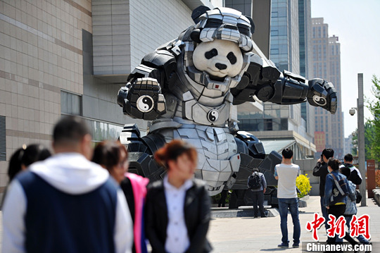 5月9日，遼寧沈陽，一商城門前廣場上驚現(xiàn)7米多高的熊貓鋼鐵俠，吸引不少人駐足拍照。