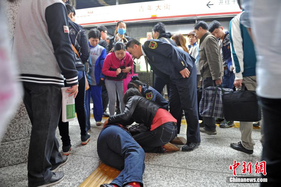 74歲老太地鐵站臺(tái)摔倒稱“有老保，不訛人”