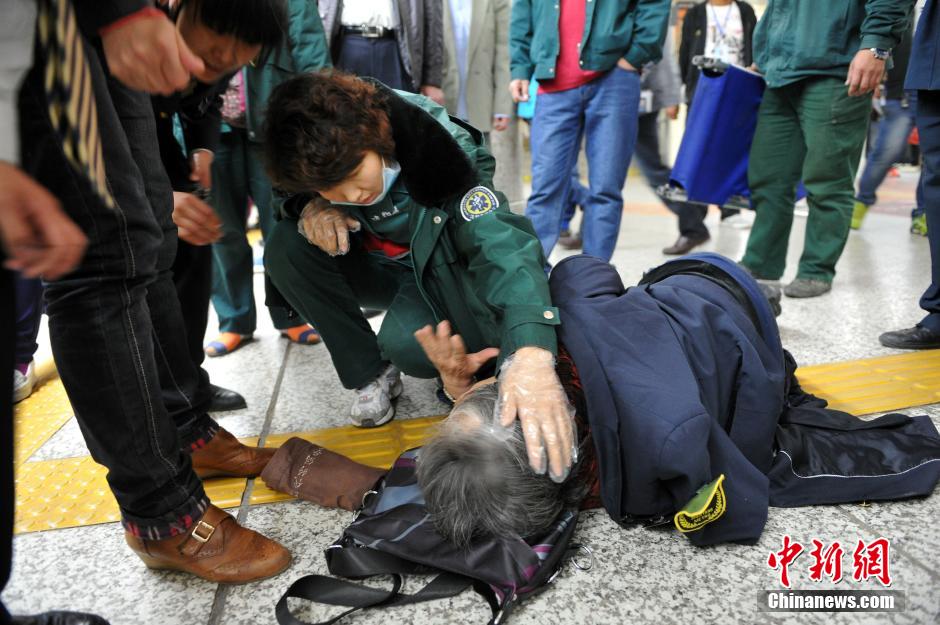 74歲老太地鐵站臺(tái)摔倒稱“有老保，不訛人”