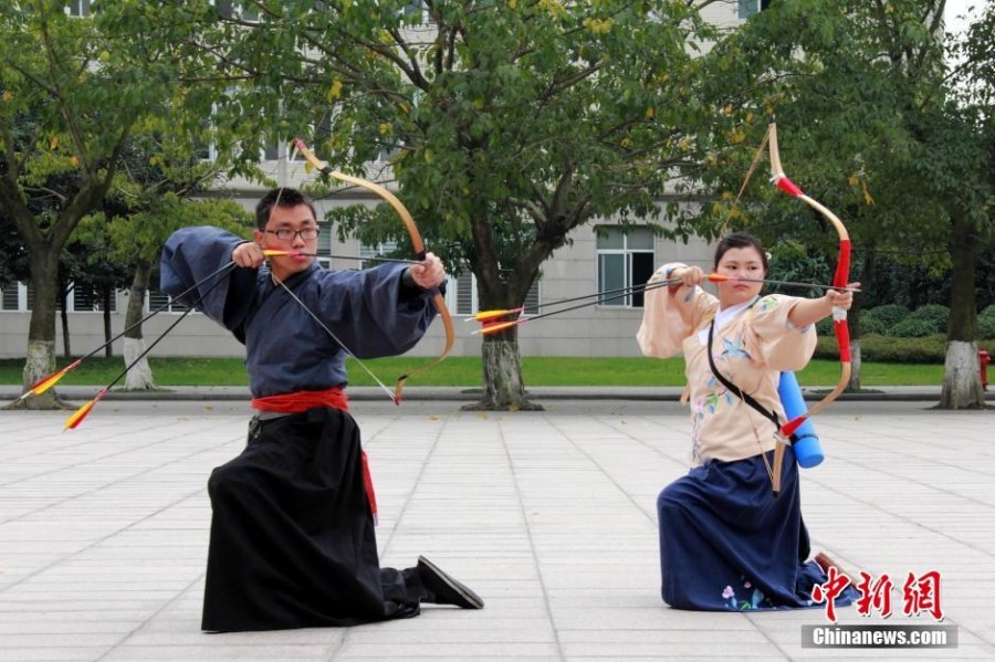 圖為課余練習(xí)射箭的“神雕俠侶”胡雅潔和胡默齋。
