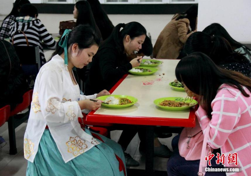 圖為穿漢服在食堂吃飯的胡雅潔。