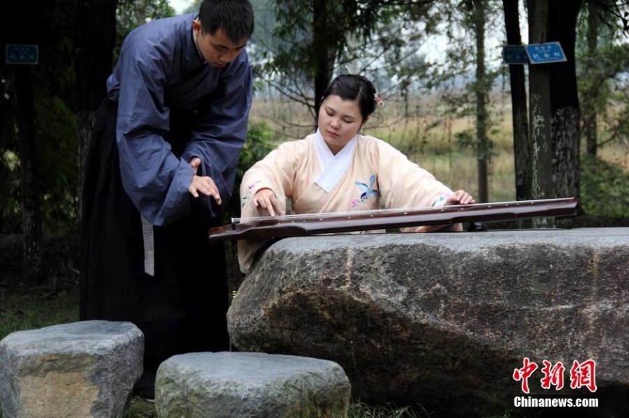 在校園里撫琴的“神雕俠侶”。
