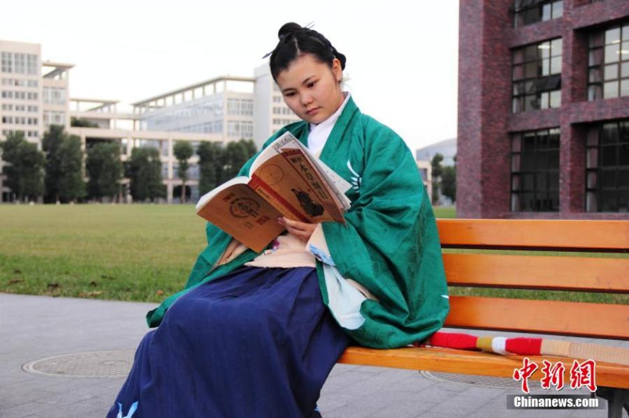 穿漢服在校園讀書(shū)的胡雅潔。