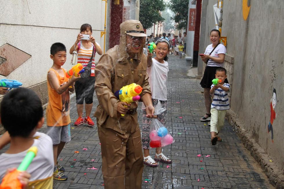 孩子們扮成八路軍手持水槍打鬼子。
