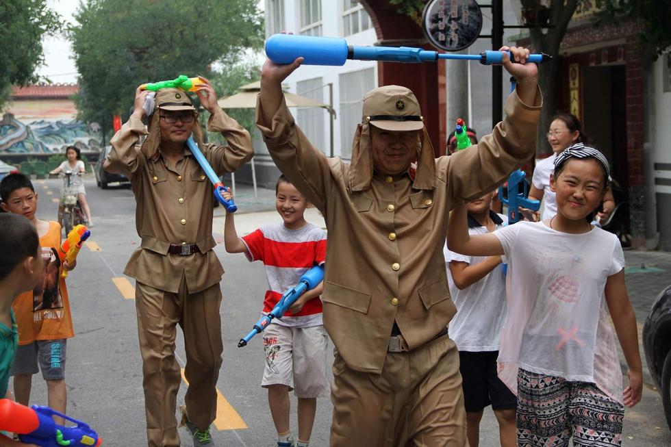 最終幾名鬼子被八路軍制服，被押著游街示眾，以此慶祝抗日戰(zhàn)爭勝利70周年。