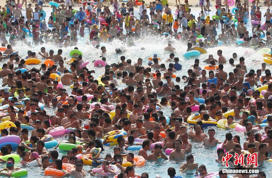 8月1日，民眾扎堆在南京湯山歡樂水魔方水上樂園戲水，享受“冰火兩重天”的涼爽和激情。連日來，中國大部分地區(qū)迎來高溫天氣。