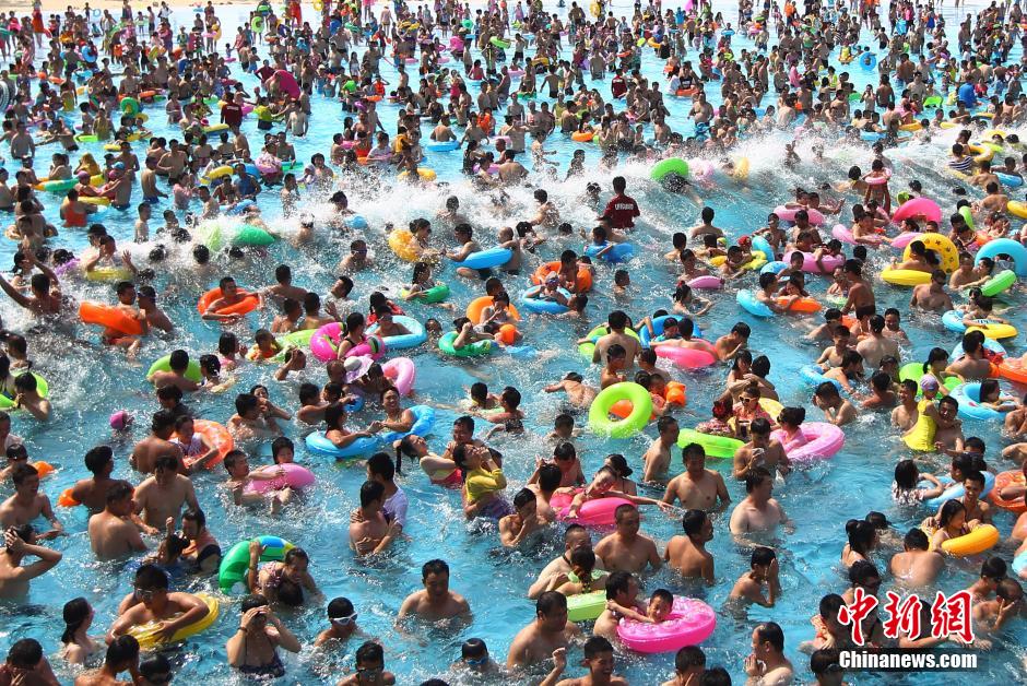 8月1日，民眾扎堆在南京湯山歡樂水魔方水上樂園戲水，享受“冰火兩重天”的涼爽和激情。連日來，中國大部分地區(qū)迎來高溫天氣。