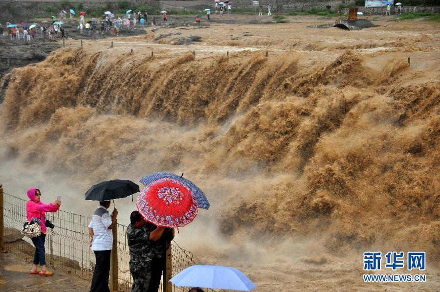 8月2日，游客在山西吉縣黃河壺口瀑布景區(qū)游覽觀瀑。