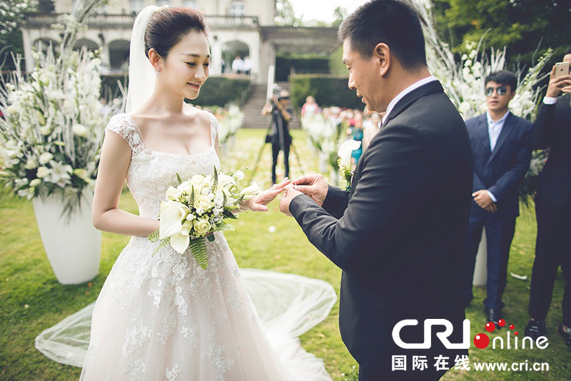 李小冉比利時辦婚禮 朱丹、鐘欣潼、應(yīng)采兒做伴娘