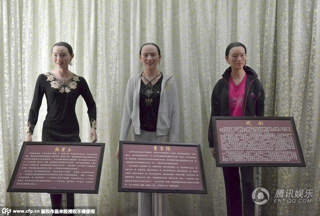 ，“華鎣山中外名人蠟像館”中的蠟像，被網(wǎng)友稱作“華鎣山農(nóng)貿(mào)服裝發(fā)布會(huì)”。