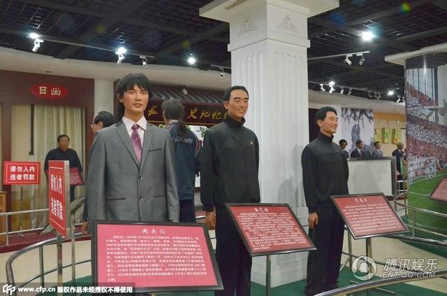 “華鎣山中外名人蠟像館”中的蠟像，被網(wǎng)友稱作“華鎣山農(nóng)貿(mào)服裝發(fā)布會(huì)”。