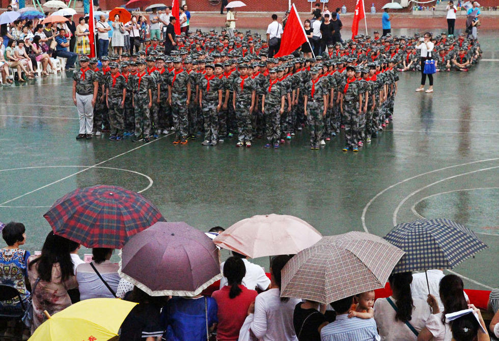 鄭州市，鄭州市第八中學會操表演當天突降大雨，但是同學們在雨中堅持完成了會操表演。