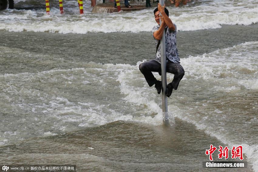 杭州錢塘江珊瑚沙水庫段，兇猛的“鬼王潮”沖上岸來