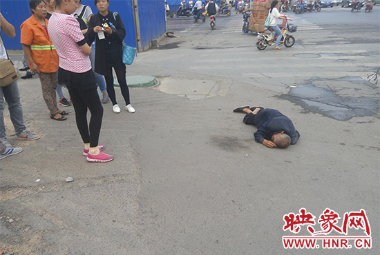 老人倒地后無人敢扶，過路市民拍照作證。