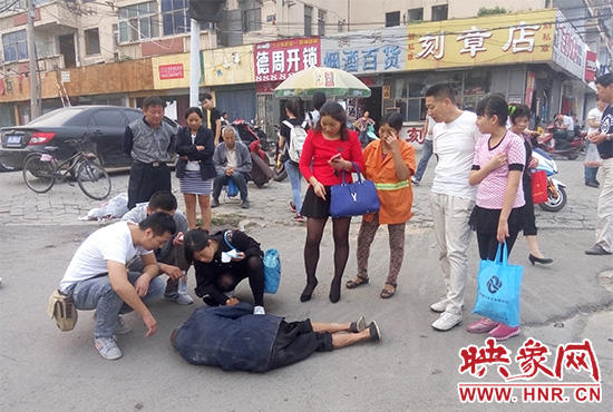 據(jù)附近環(huán)衛(wèi)工人介紹，老人是自己過路口時(shí)不小心摔倒的。